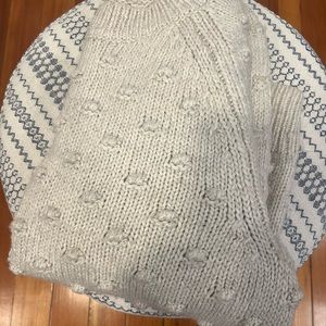 Med GAP oatmeal colored sweater / EUC